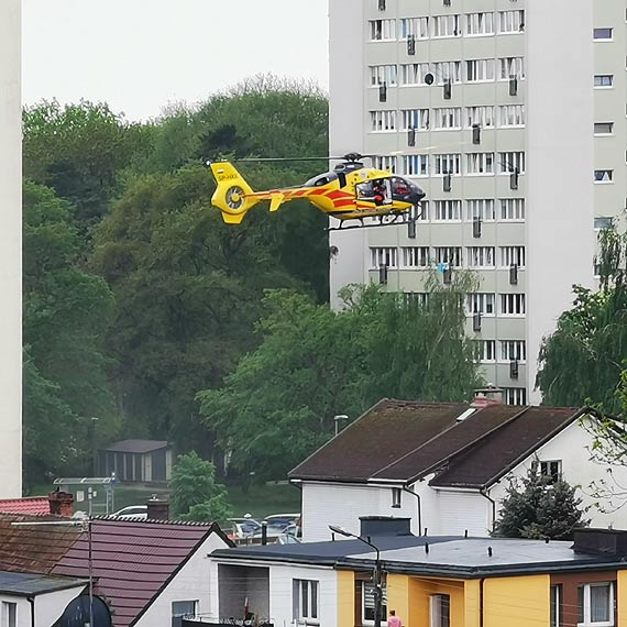 Mczyzna wypad z 6 pitra. Przey upadek?