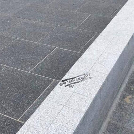 „Smutni chopcy” niszcz promenad. Innym te zrobio si smutno