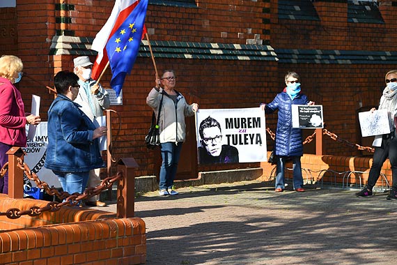 Przed budynkiem sądu Świnoujściu grupa mieszkańców zaprotestowała przeciwko represjom wobec niezależnego sędziego Igora Tuley'i