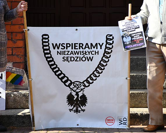 Przed budynkiem sądu Świnoujściu grupa mieszkańców zaprotestowała przeciwko represjom wobec niezależnego sędziego Igora Tuley'i