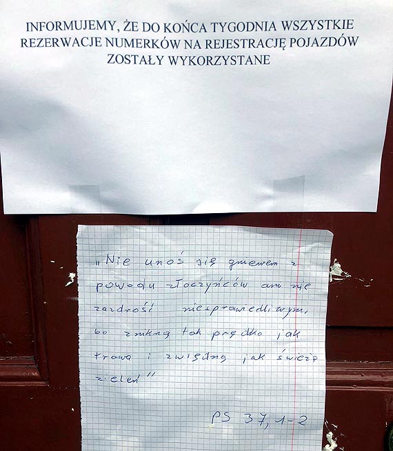 Nie zarejestrowali auta. Na pociech - na drzwiach urzdu - mog sobie przeczyta psalm 