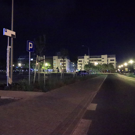 Oddali parking przy UBB i nastała ciemność. Wcześniej gdy czekał na otwarcie oświetlony był na całego! O co tutaj chodzi?