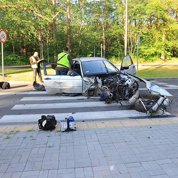 Pocig niemieckiej policji. Uciekajcy rozbi auto. Zobacz film!