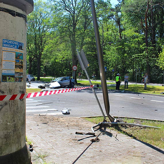 Pocig niemieckiej policji. Uciekajcy rozbi auto. Zobacz film!