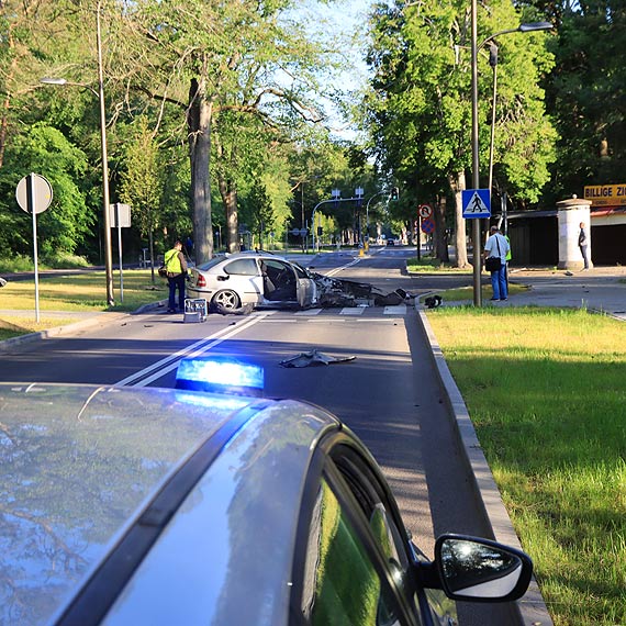 Pocig niemieckiej policji. Uciekajcy rozbi auto. Zobacz film!