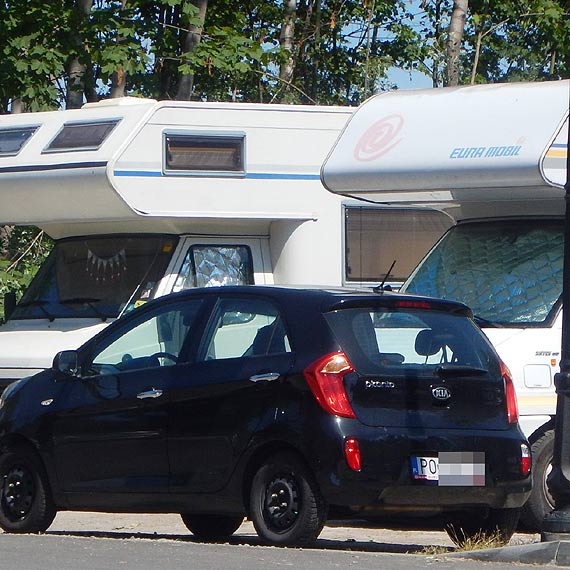 Mieszkaniec: Kampery koczuj na parkingu!