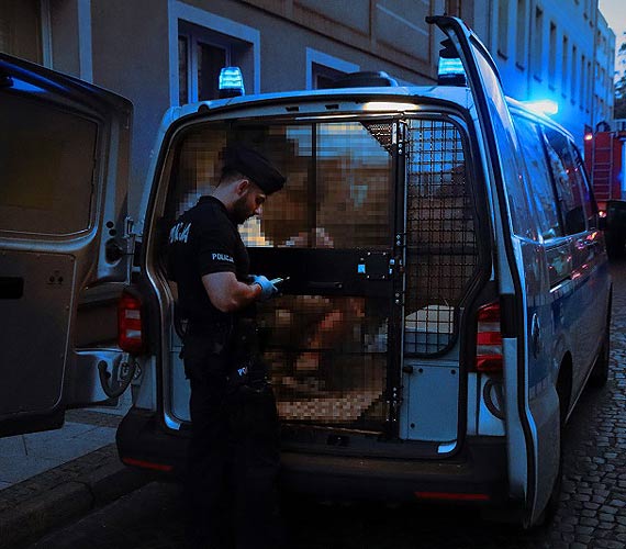 Ucieka ulicami winoujcia. Okazao si, e by pod wpywem alkoholu, posiada narkotyki i zama sdowy zakaz prowadzenia pojazdw