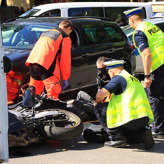 Zderzenia samochodu osobowego z motocyklem. Jedna osoba poszkodowana