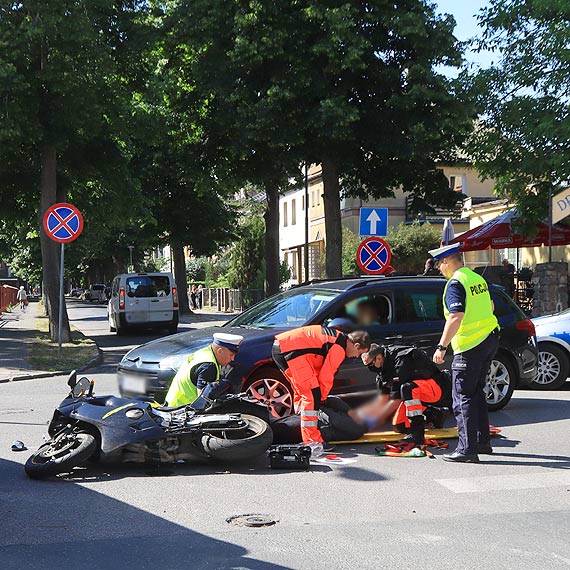 Zderzenia samochodu osobowego z motocyklem. Jedna osoba poszkodowana