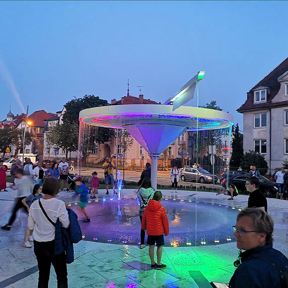 Wodny zegar soneczny na promenadzie ju tryska kolorami