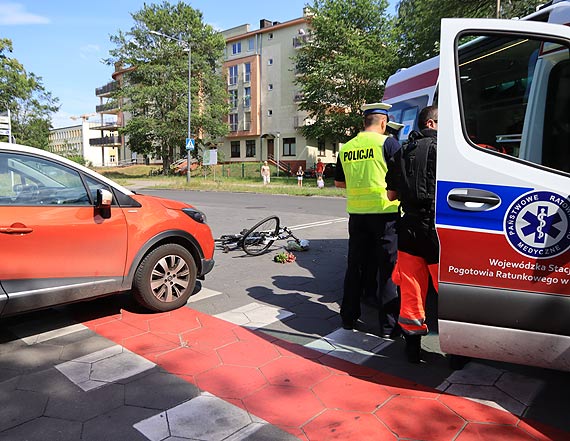 Samochd zderzy si z rowerzystk. Poszkodowana zostaa odwieziona do szpitala