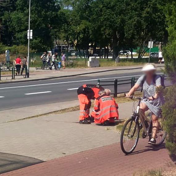 Przypadkowy wiadek reanimowa mczyzn lecego na ulicy