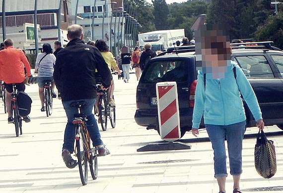 Czytelnik: Promenada pena  rowerzystw, samochodw i ekip budowlanych
