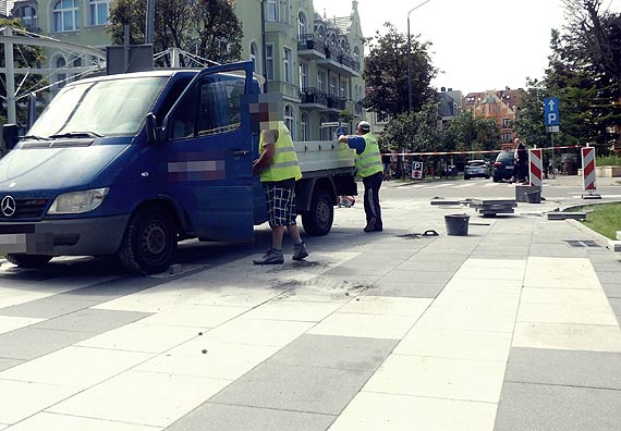 Czytelnik: Promenada pełna rowerzystów, samochodów i ekip budowlanych