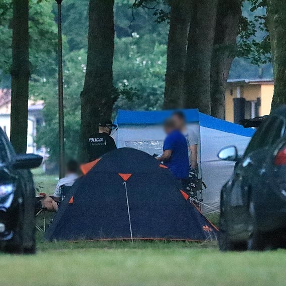 Haaliwi uytkownicy pola namiotowego.  Interweniowali policjanci