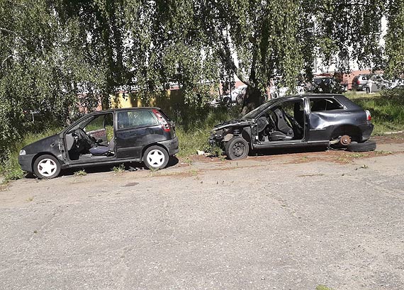 Mieszkaniec: Dwa porzucone samochody szpec zielony rynek. Czas, by Miasto interweniowao!