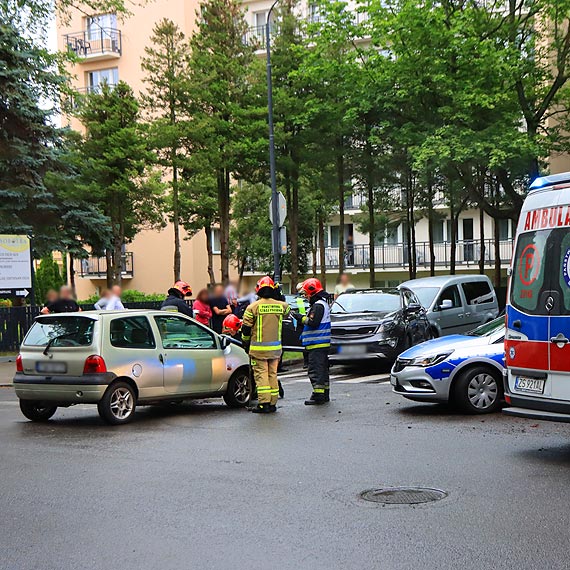 Zdarzenie na skrzyżowaniu w dzielnicy nadmorskiej. Uszkodzone są trzy auta