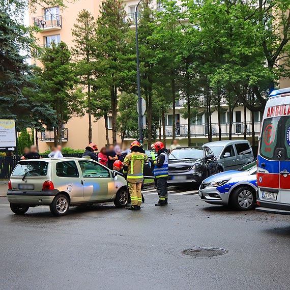 Zdarzenie na skrzyowaniu w dzielnicy nadmorskiej. Uszkodzone s trzy auta