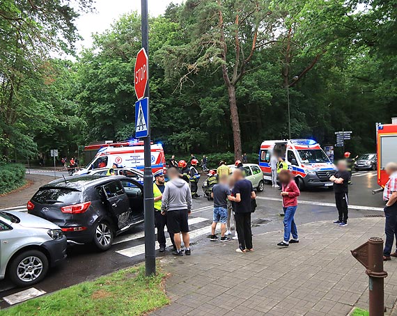 Zdarzenie na skrzyżowaniu w dzielnicy nadmorskiej. Uszkodzone są trzy auta