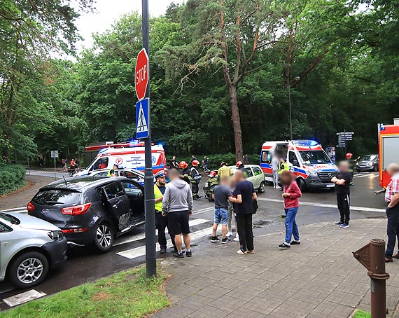 Zdarzenie na skrzyowaniu w dzielnicy nadmorskiej. Uszkodzone s trzy auta