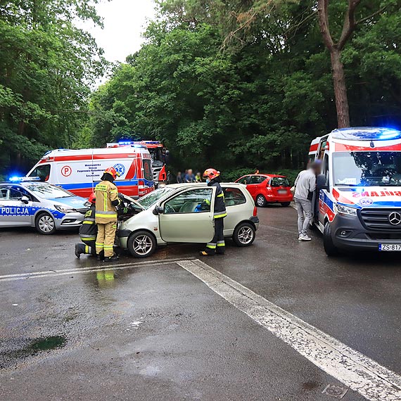 Zdarzenie na skrzyżowaniu w dzielnicy nadmorskiej. Uszkodzone są trzy auta
