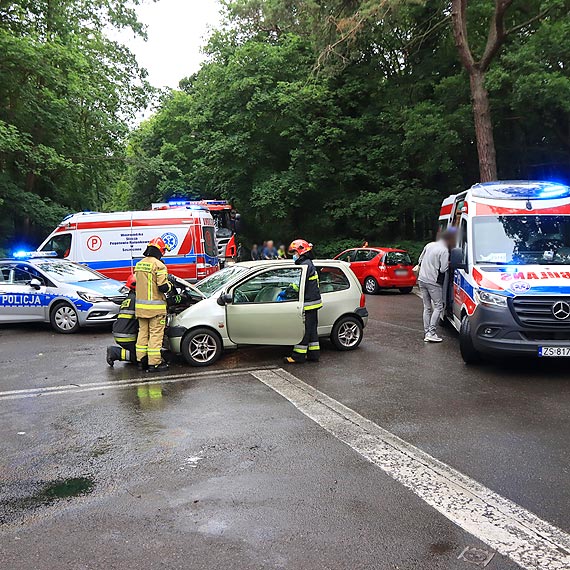 Zdarzenie na skrzyowaniu w dzielnicy nadmorskiej. Uszkodzone s trzy auta