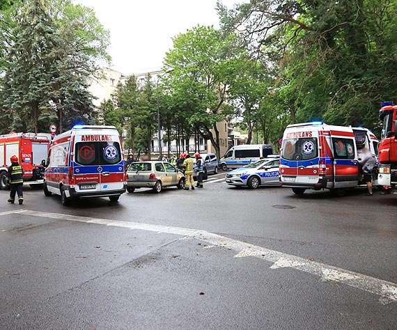 Zdarzenie na skrzyżowaniu w dzielnicy nadmorskiej. Uszkodzone są trzy auta
