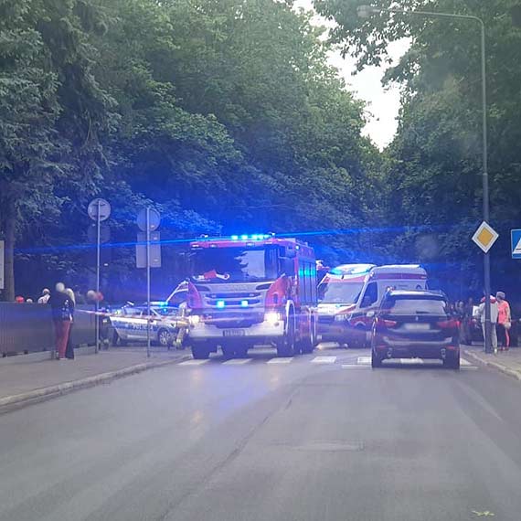 Zdarzenie na skrzyżowaniu w dzielnicy nadmorskiej. Uszkodzone są trzy auta