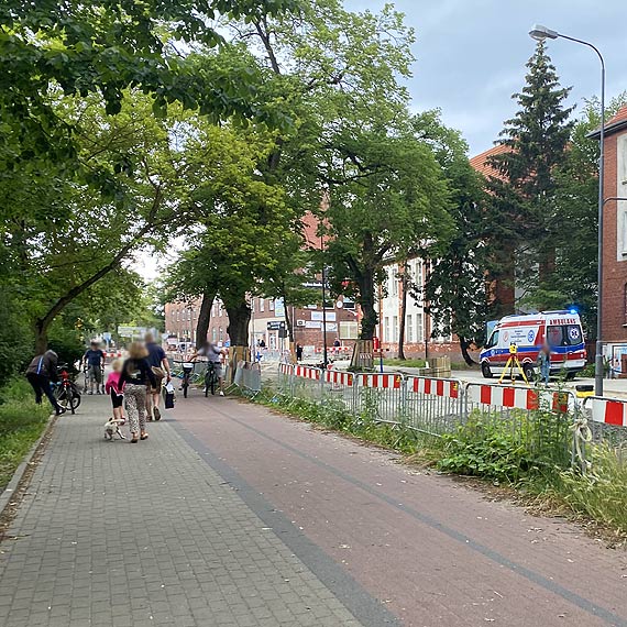 Mczyzna, jadcy na rowerze, upad - zosta przewieziony do szpitala