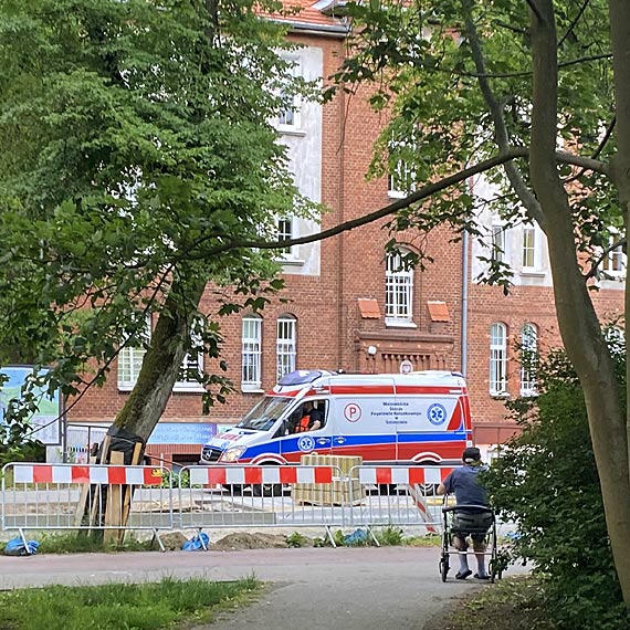 Mczyzna, jadcy na rowerze, upad - zosta przewieziony do szpitala