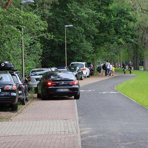 Klienci rynku przy Wojska Polskiego urzdzili sobie wasny parking!
