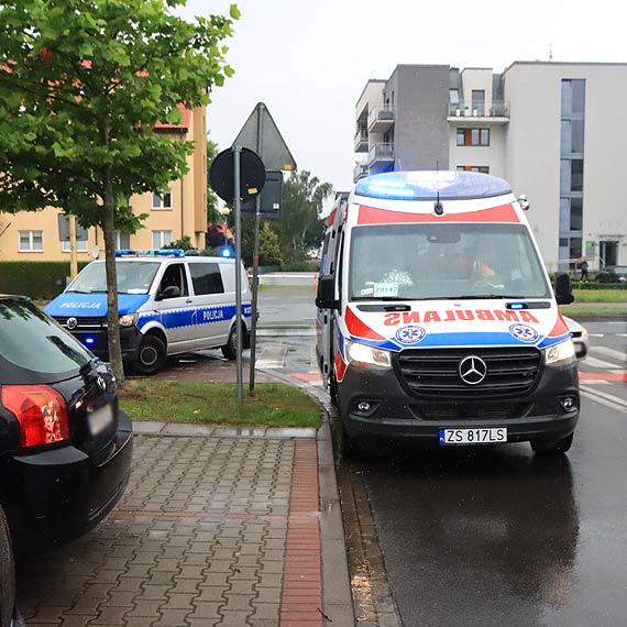 Mercedes potrci rowerzystk. Kobieta trafia do szpitala