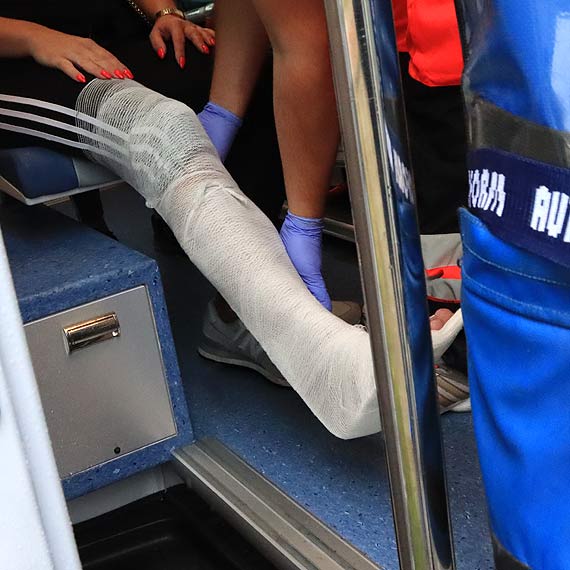 Mercedes potrci rowerzystk. Kobieta trafia do szpitala