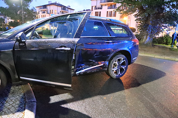 Kierowca hondy nie mógł wyhamować i uderzył w bok citroena. W pobliżu spacerowało mnóstwo osób