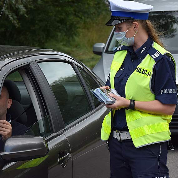 „Bezpiecznie nad morze”. Policjanci ze winoujcia przekazali kierowcom alkotesty i broszury informacyjne