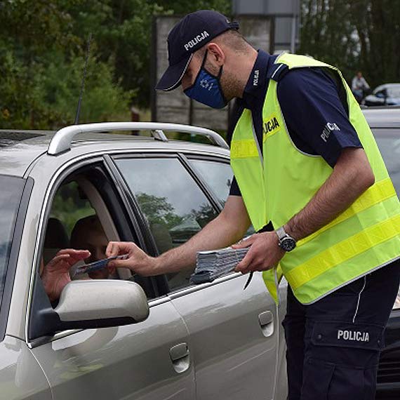 „Bezpiecznie nad morze”. Policjanci ze Świnoujścia przekazali kierowcom alkotesty i broszury informacyjne
