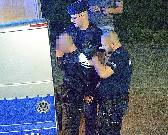 Mczyzna, ktry zaczepia przechodniw i by agresywny, trafi do szpitala