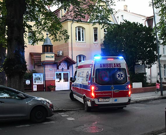 Rowerzystka upada na ulic