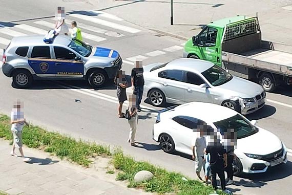 W wyniku stuczki uszkodzone s dwa samochody