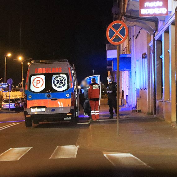 Policjanci i ratownicy medyczni pomogli zagubionej i zdezorientowanej kobiecie