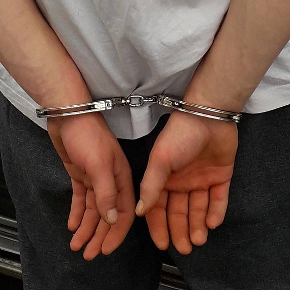 22-latek uszkodzi szyby wiaty przystankowej. Zosta zatrzymany na gorcym uczynku