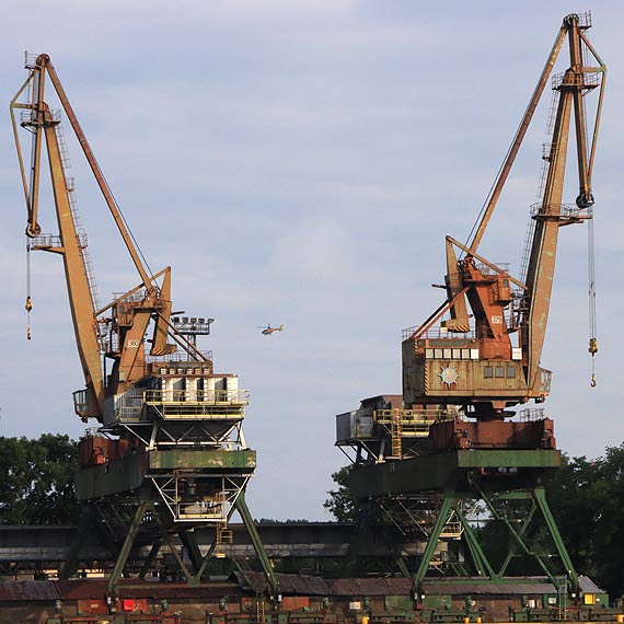 Pracownica obsługująca wózek widłowy spadła z wysokości