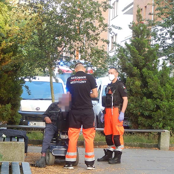 Mczyzna wypad z pojazdu inwalidzkiego. Zosta odwieziony do szpitala