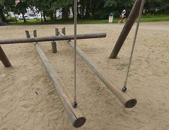 Dzieci wzięły sprawy w swoje ręce i próbowały naprawić urządzenie na placu zabaw