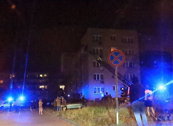 Kobieta krzyczała przez okno, sąsiedzi mieli tego dość