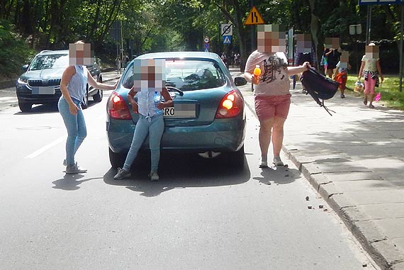 Mieszkaniec: Wysadził rodzinę na środku ulicy!