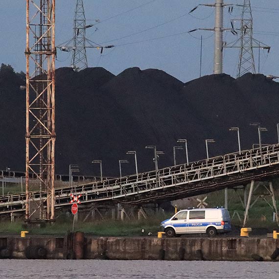 Policjanci pilnują statku! „Elsa S” -pod specjalnym nadzorem. Asysta policyjnego patrolu w OT Port-Świnoujście