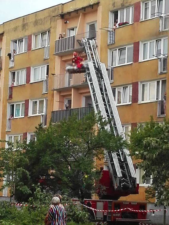 Strażacy i ratownicy przy pomocy drabiny-platformy wydostali z mieszkania mężczyznę