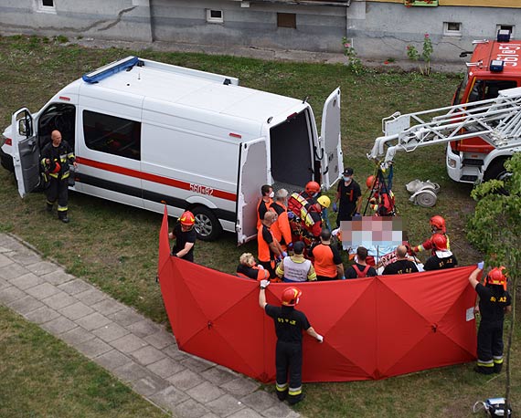 Strażacy i ratownicy przy pomocy drabiny-platformy wydostali z mieszkania mężczyznę
