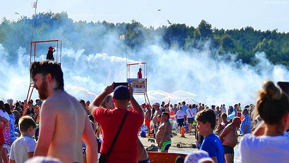 Plaża i promenada na baczność. Tysiące ludzi oddały hołd bohaterom Powstania Warszawskiego